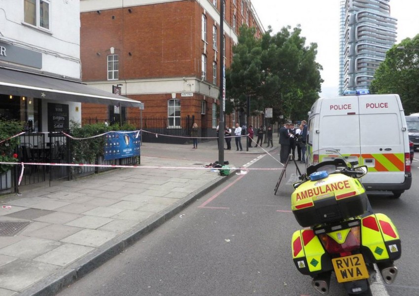 Прободоха с нож 15-годишно момче пред пъб в Източен Лондон