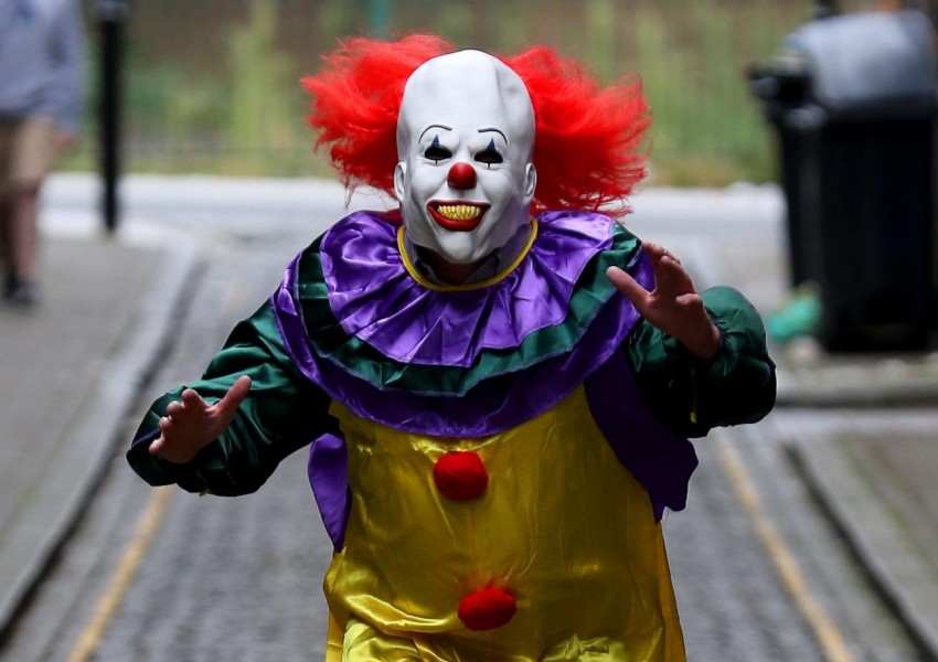 "Клоун убиец" преследвал с нож жена в Северен Лондон