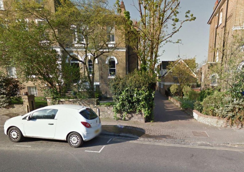 Случаен минувач спаси 13-годишна от изнасилване в Североизточен Лондон