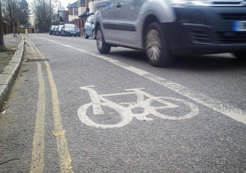 Лондон: Започват да глобяват за шофиране по велоалеите