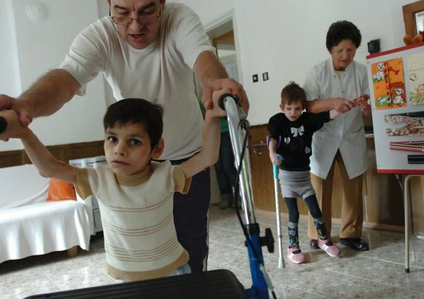 Нов шокиращ филм на Би Би Си показва ужасните грижи за българските деца