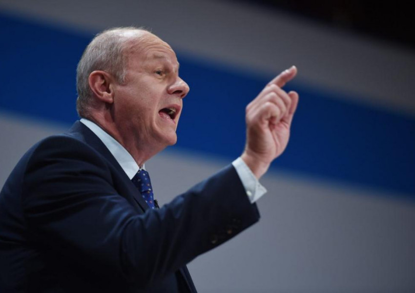 Дясната ръка на Тереза Мей подаде оставка заради порно снимки