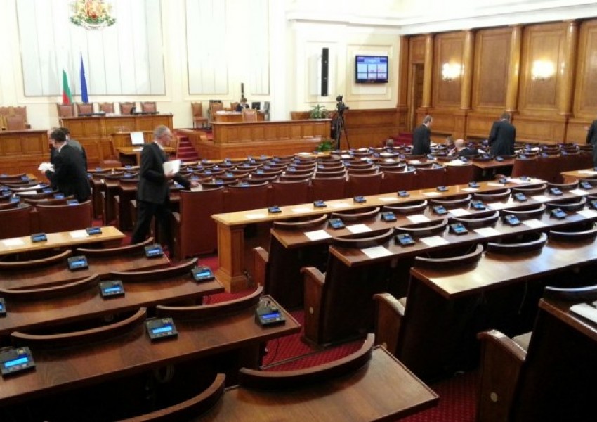 Кеф! Депутатите си гласуваха сами 1 месец отпуска!