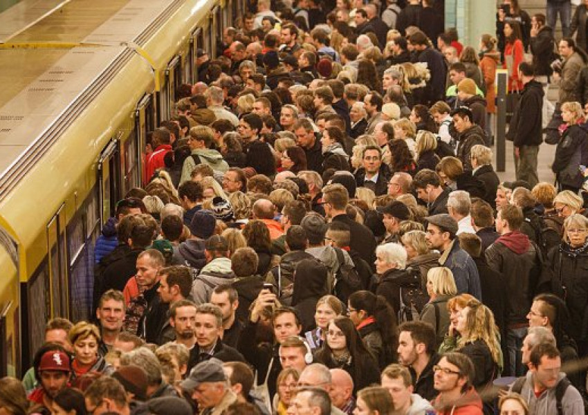 Десетки са ранени при сблъсък на два влака в метрото в Германия   