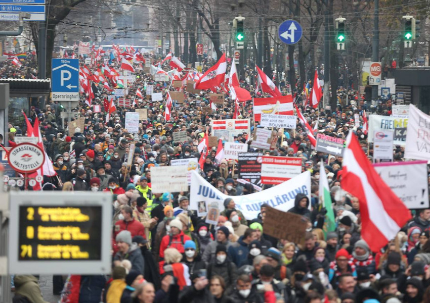 Десетки хиляди на протест във Виена срещу задължителната ваксинация и локдауна за неваксинирани 