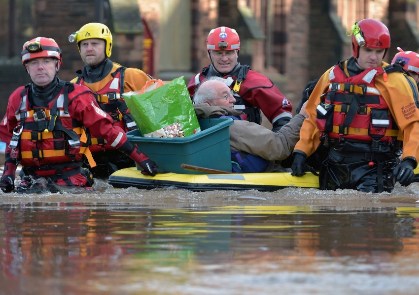 Три жертви на потопа във Великобритания