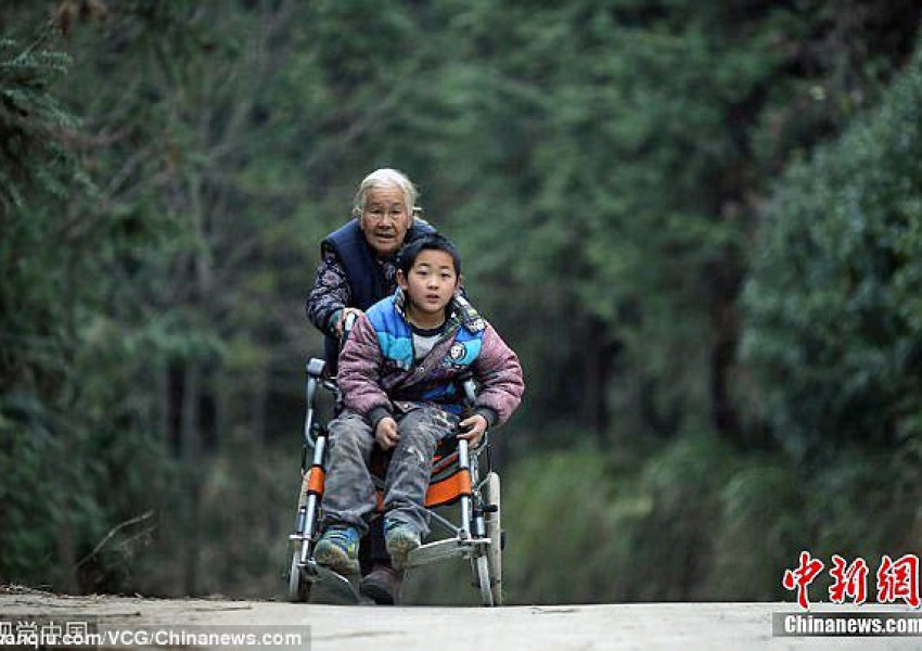 74-годишна баба изминава 20 км пеша, за да води болния си внук на училище 