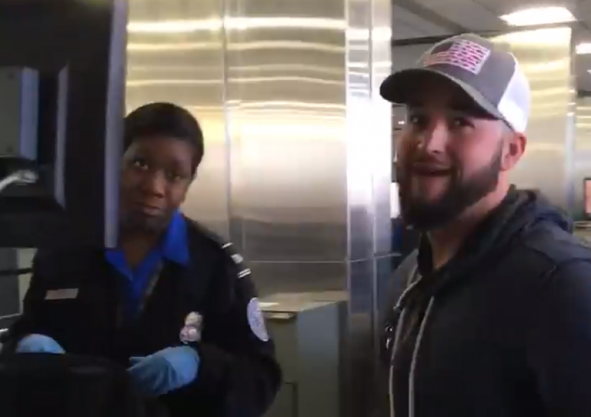 Мъж скри 12-инчова секс играчка в багажа на сина си (ВИДЕО)