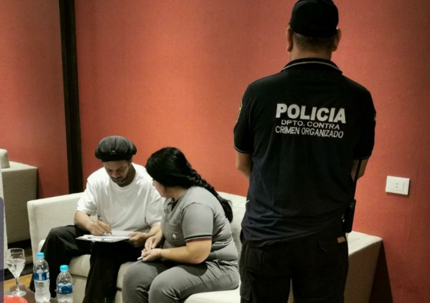 Задържаха Роналдиньо с фалшиви документи в Парагвай