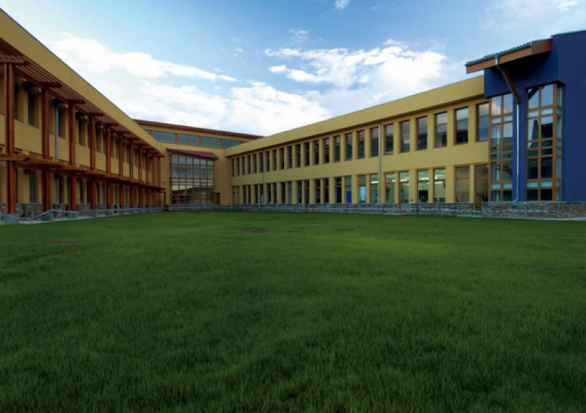 Англичани заживяха в закрито училище   