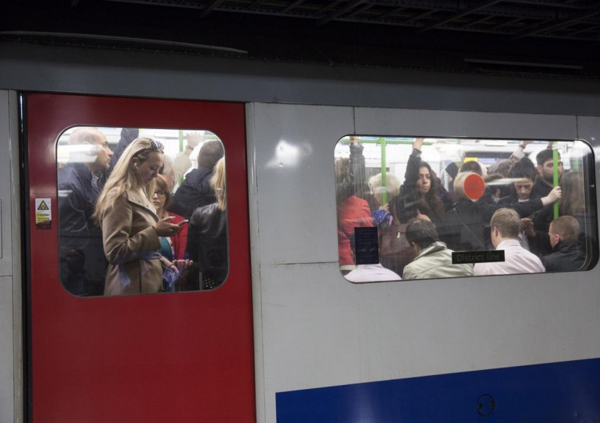 Транспортен хаос в метростанция в Западен Лондон