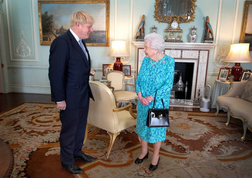 Излъгал ли е Борис Джонсън Кралицата?
