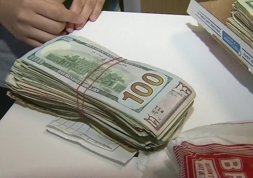 Жена върна 5000 долара и получи 1 г. безплатни пици (ВИДЕО)