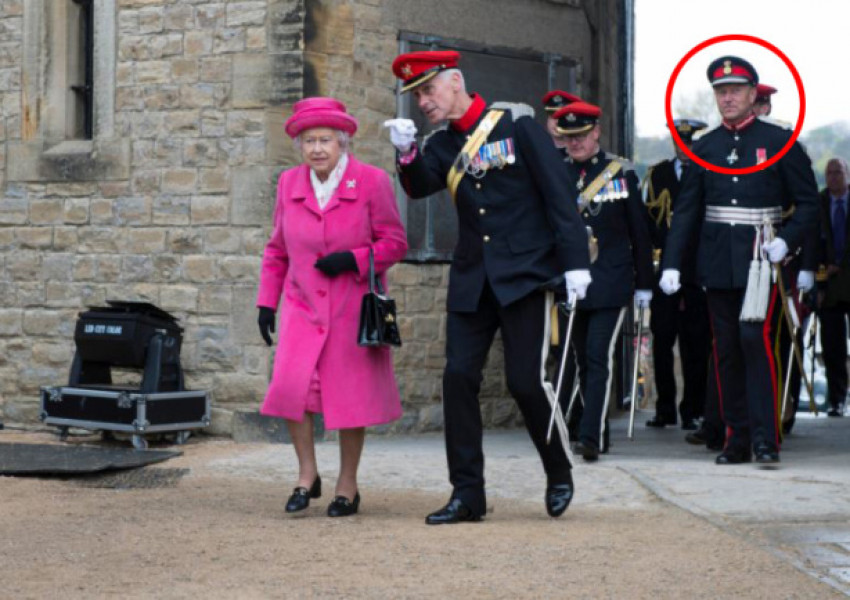 Загина дясната ръка на Елизабет Втора