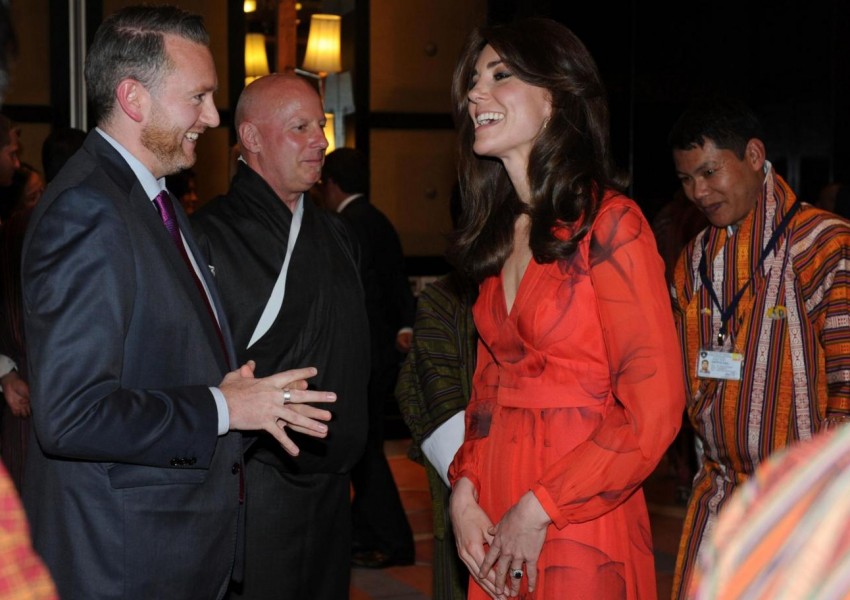 Кейт показа кралски шик по време на официална вечеря в Бутан (СНИМКИ)