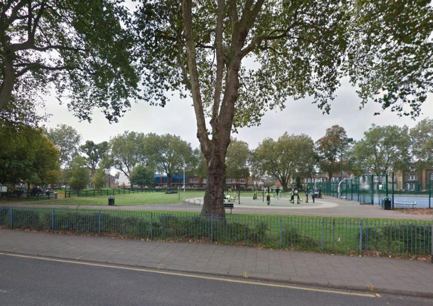 Издирват се двама мъже, изнасилили тийнейджърка близо до парк в Лондон
