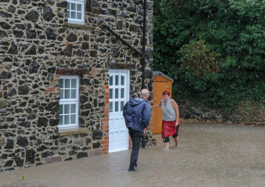 Рекордно количество дъжд удави Белфаст