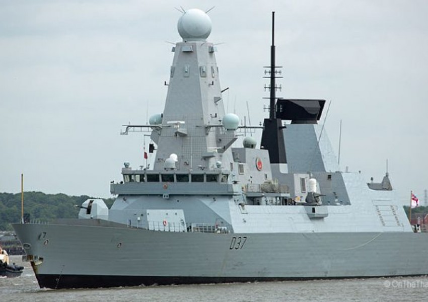 Великобритания изпраща военни кораби да следват руските