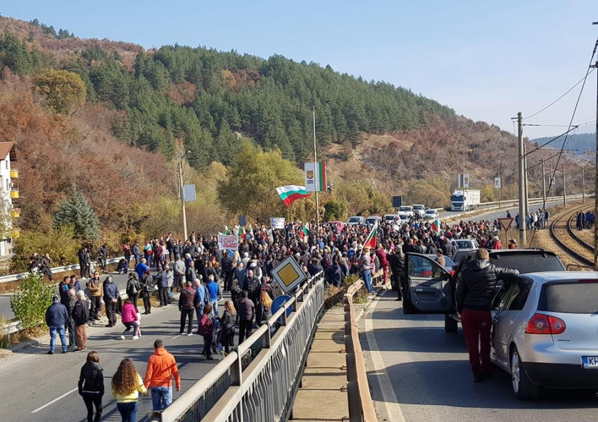 Над 30 града на протест срещу високите цена на горивата днес (СНИМКИ + ВИДЕО)