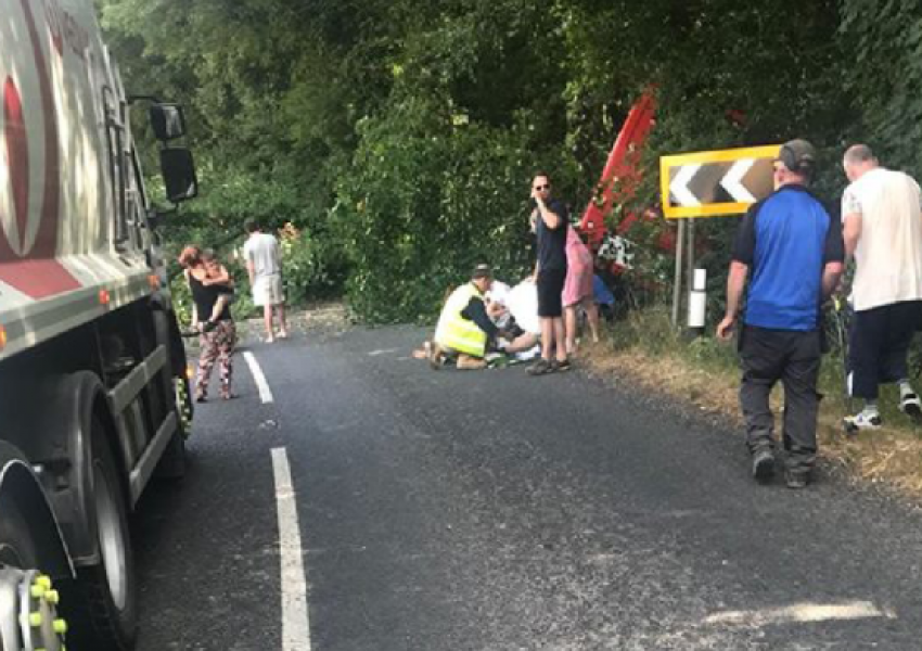 Преобърна се двуетажен автобус, двама се борят за живота си