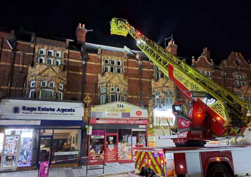 Пожар блокира Ист Хам: 60 пожарникари се бориха с пламъците на оживена търговска улица Пожар блокира Ист Хам: 60 пожарникари се бориха с пламъците на оживена търговска улица