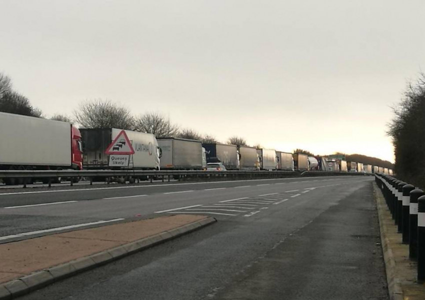 Задръстването започна! Огромни опашки на Дувър!
