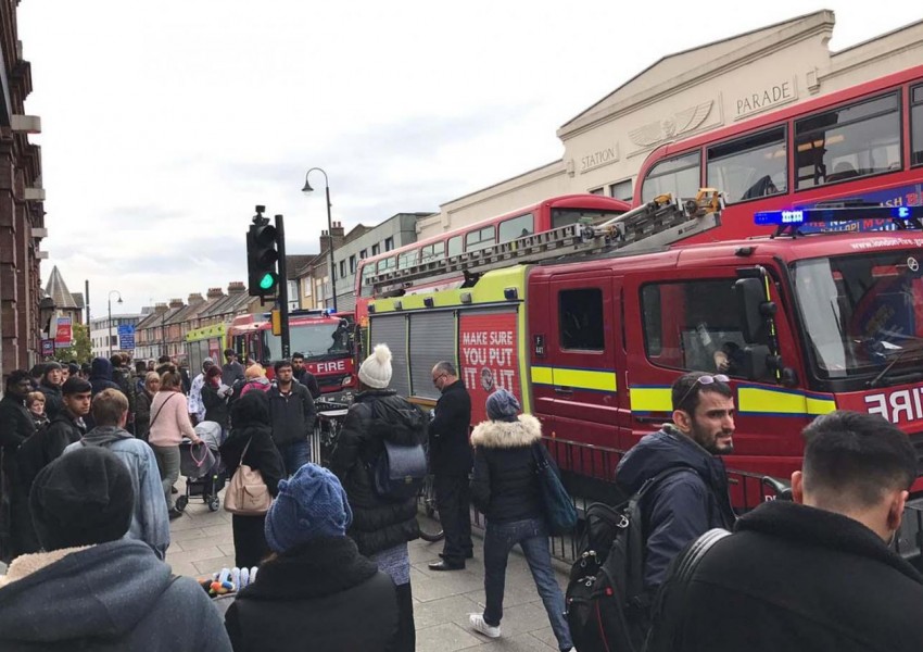 Мъж загина, блъснат от влак на метростанция East Ham