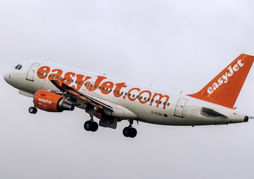 Мигрант вся ужас в самолет за Венеция, крещя "Аллах акбар!"