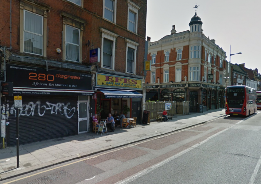 Жестоко публично убийство в лондонското Efes Cafe