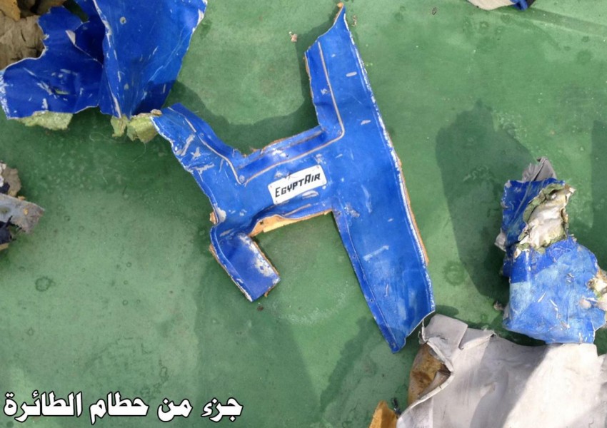 Вижте първите снимки на намерените останки и вещи от египетския самолет (СНИМКИ)