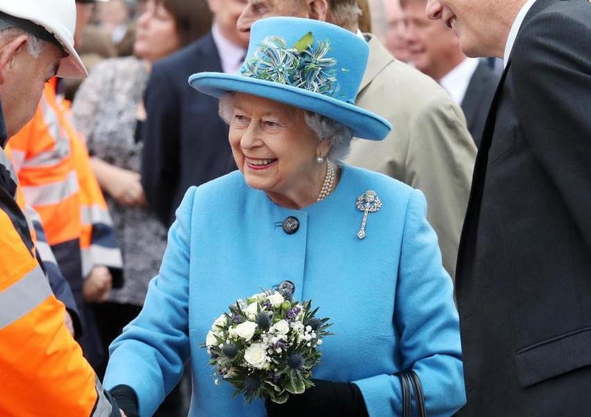 Меган Маркъл на среща на по чай с Елизабет Втора