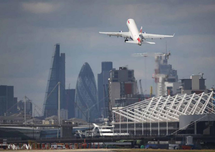 Шокиращо! Самолет за Лондон се бори с бурята Елинор! (ВИДЕО)