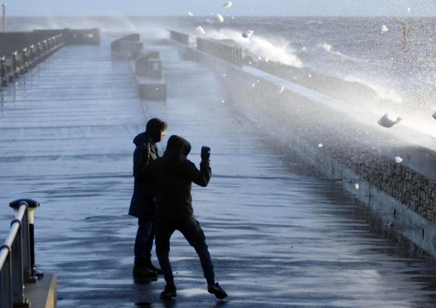 Бурята "Елинор" отвя цял влак!