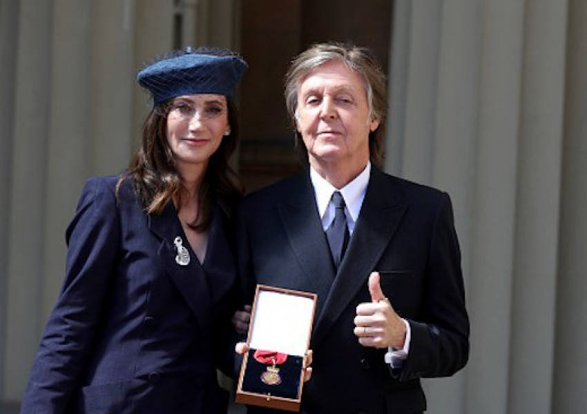 Кралица Елизабет връчи орден на Пол Маккартни