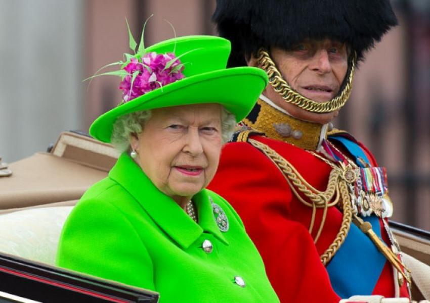 Защо Елизабет Втора носи ярки дрехи?