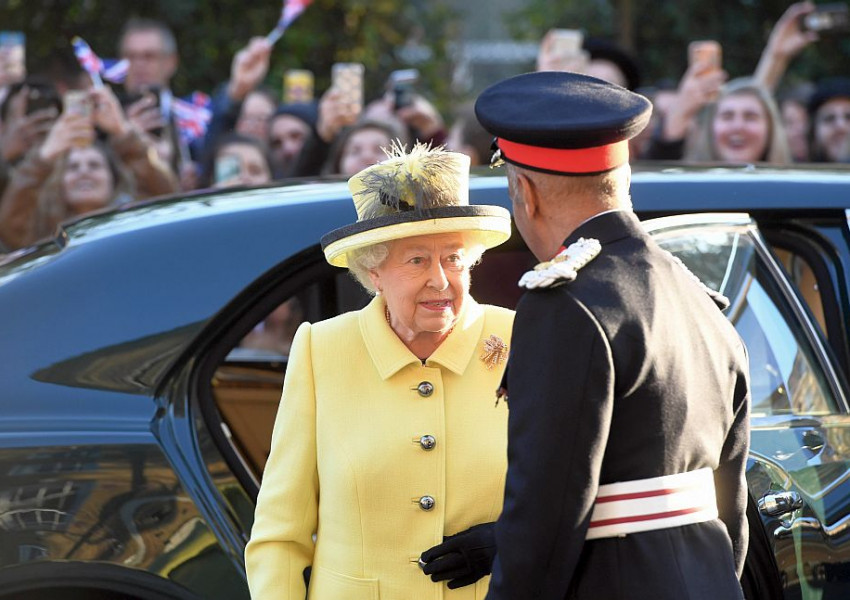 Защо Кралицата кара кола без книжка и пътува без паспорт?