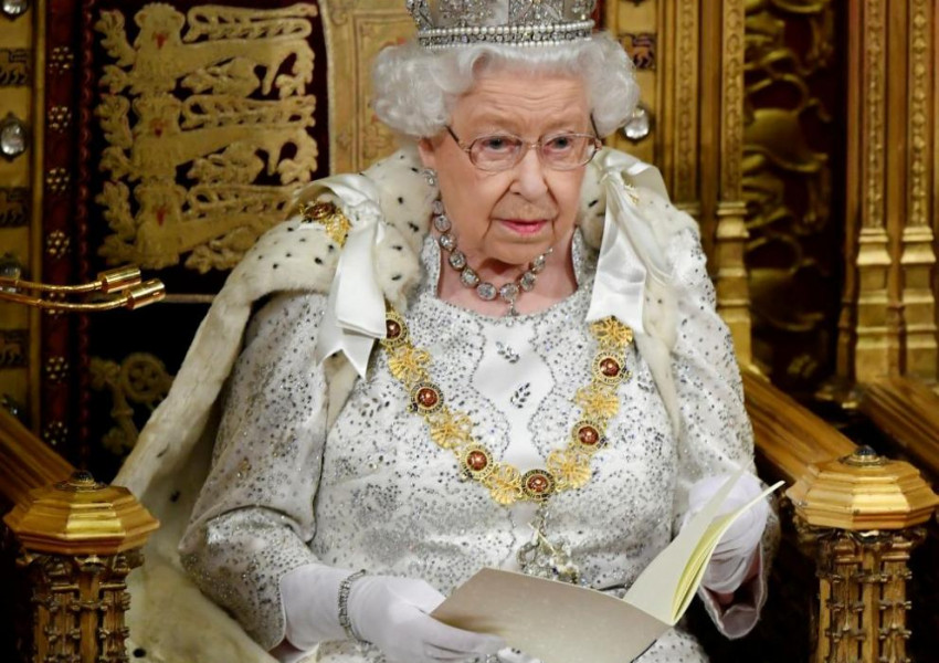 Как Кралица Елизабет наруши традицията по време на речта си в парламента?