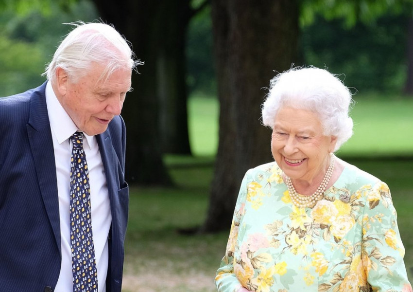 Кралицата се подиграва открито на Тръмп и Обама (ВИДЕО)