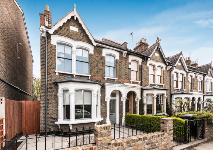 Какви са цените на имотите в Лондон, близо до главните метростанции? (КАРТА)