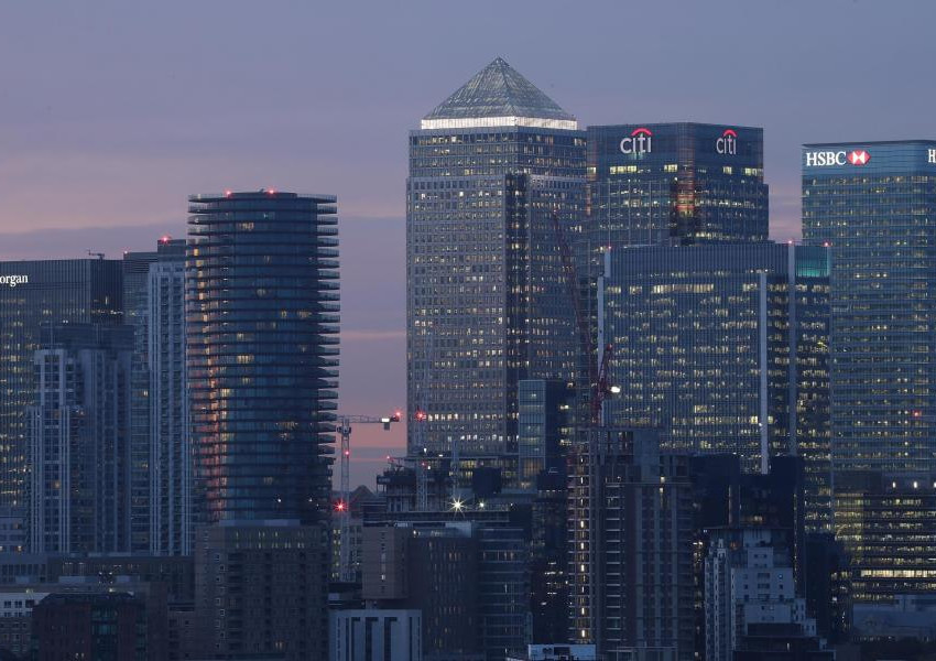 Ема се мести от Лондон в Амстердам