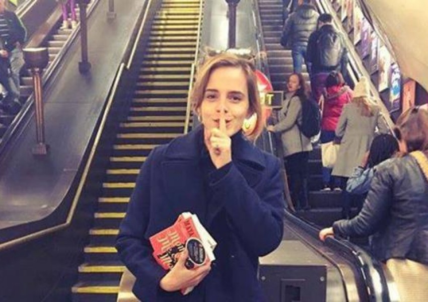 Ема Уотсън се разходи из лондонска метростанция