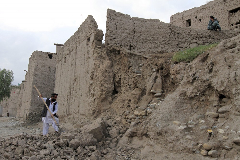 Стотици загинали след мощно земетресение в Пакистан