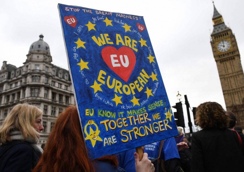 Британец тръгна в защита правата на европейците