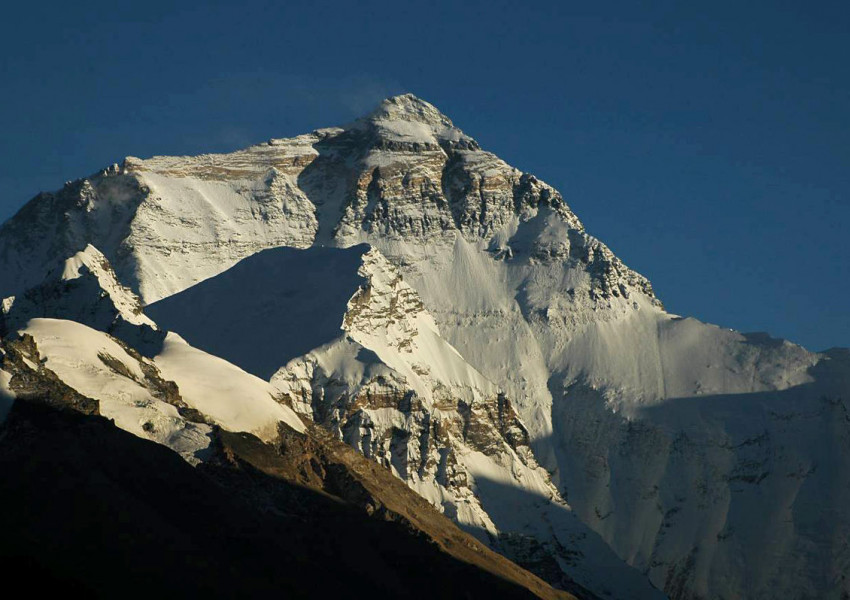 Британски алпинист "изкачи" Еверест в дома си