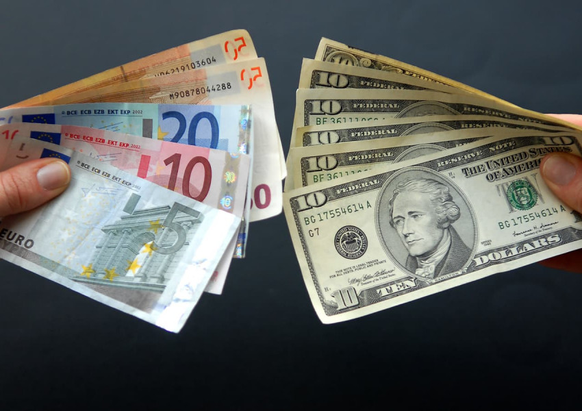 Едно евро вече струва един долар, изравняването на европейската валута с долара е за първи път от пускането и в обръщение.