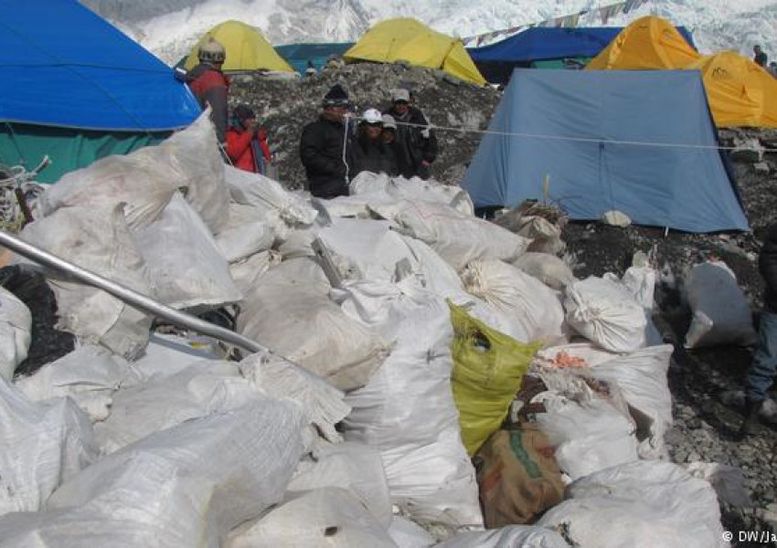 Тъжно: Еверест затъва в боклуци и екскременти