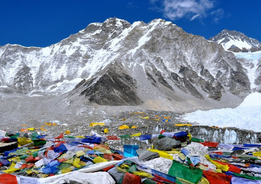 Три тона боклук на Еверест