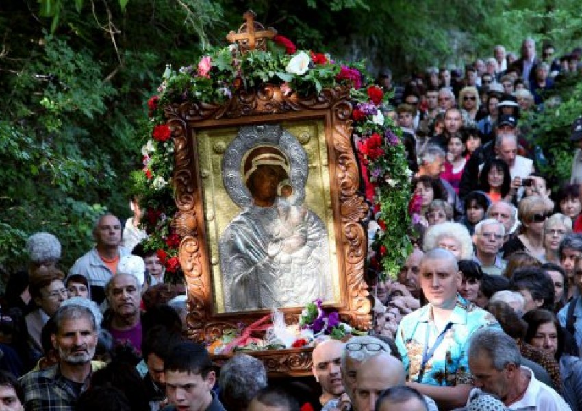 Стотици се включиха в литийното шествие с иконата на Богородица