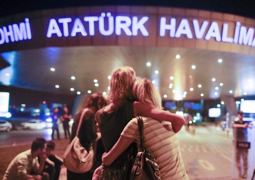 Броят на жертвите от атентата в Истанбул достигна 45