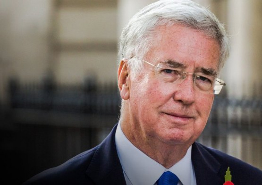 Първа оставка в кабинета на Мей!